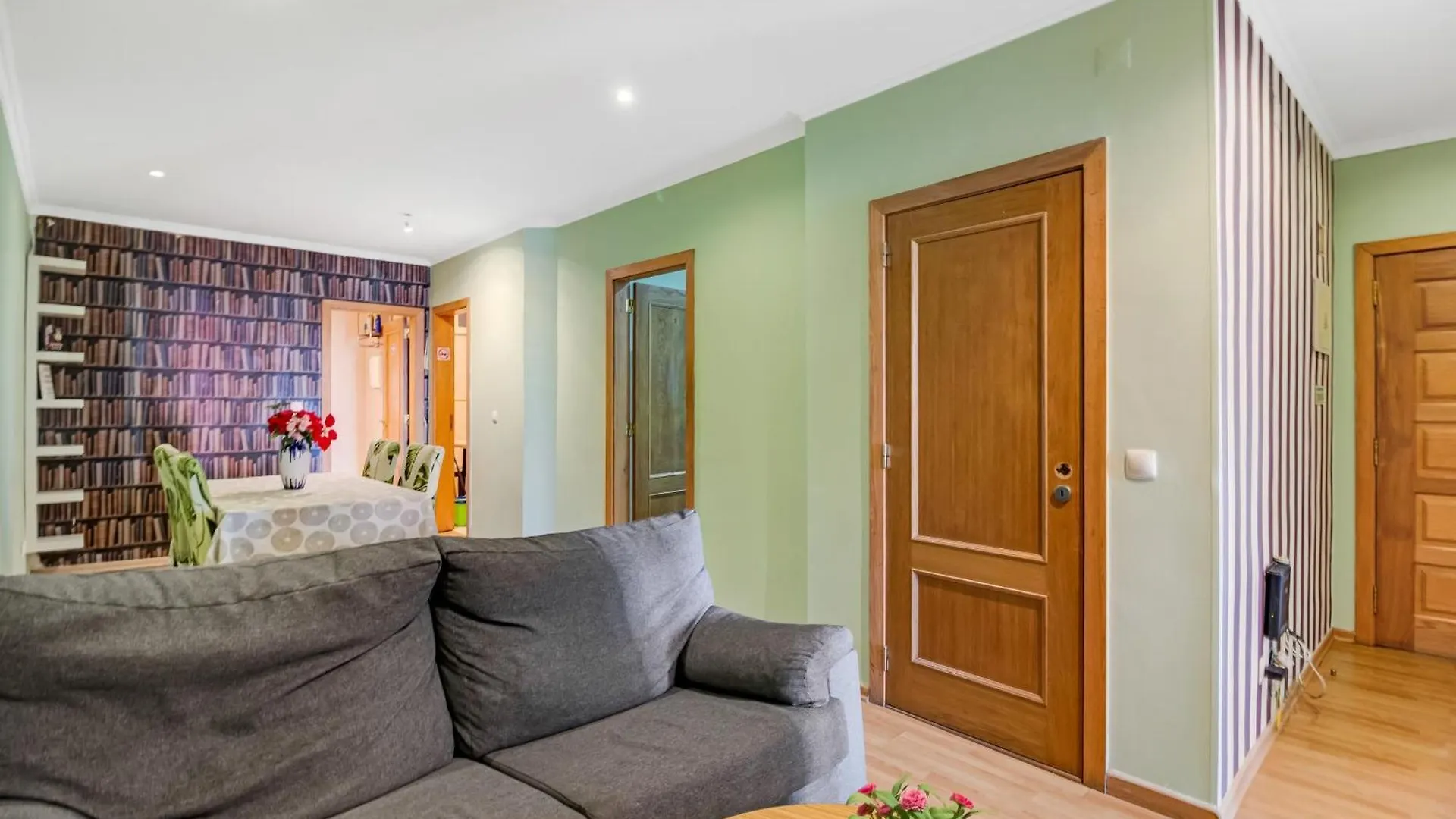 Spacious Apartment In Lisbon\'S Historic Centre 65 M² Parking contacts